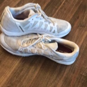 Cheer shoes
